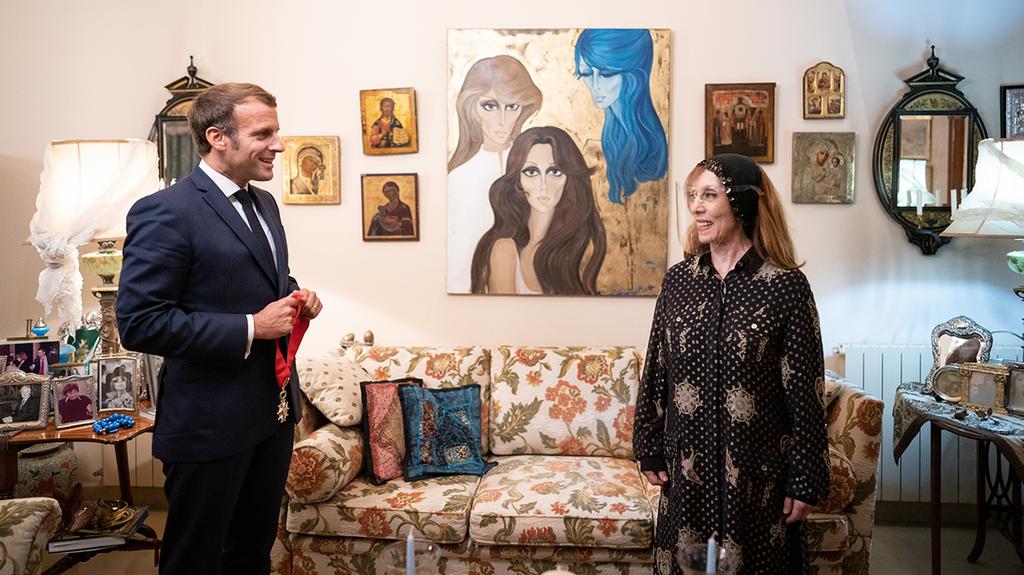 Secangkir Kopi Presiden Emmanuel Macron bersama Fairouz