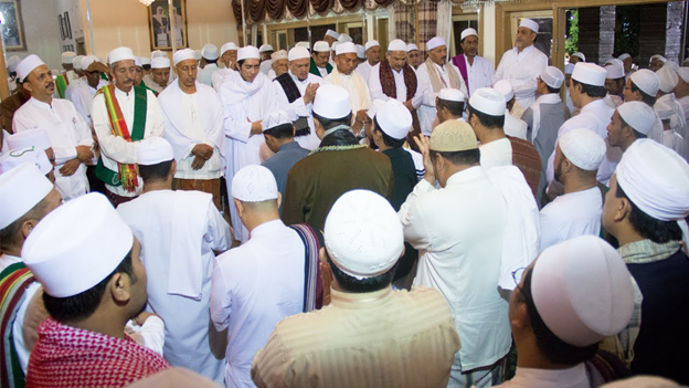 Fatwa Mufti Makkah Tentang Berdiri Ketika Pembacaan Maulid