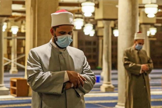 Menggunakan Masker dalam Shalat dan Hadits Larangan Menutup Mulut