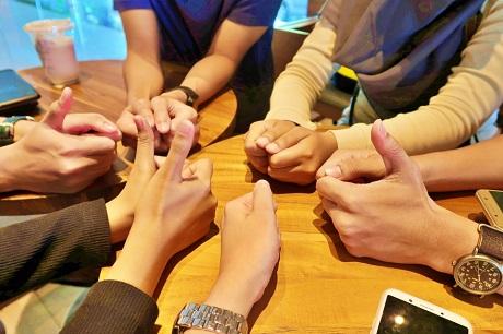 Imam Ahmad bin Hanbal, Orang Pertama yang Menggunakan Isyarat Jempol