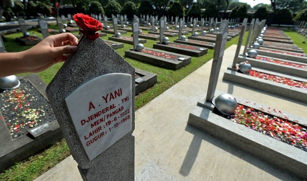 Bagaimana Hukum Menandai Makam dengan Batu Nisan?