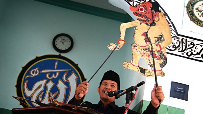 Ustaz Khalid Basalamah, Wayang dan Amnesia Sejarah